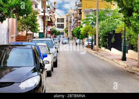 Verlassene alte Einbahnstraße in Loutraki, Griechenland, an einem frühen Sommermorgen. Stockfoto