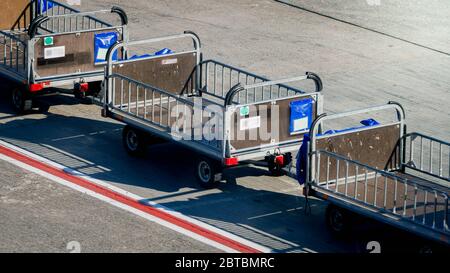 Leeres Gepäck Transport Autos auf Flughafen Start-und Landebahn Stockfoto