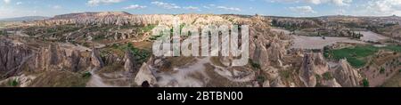 Luftaufnahme des Goreme National Park, Tarihi Milli Parki, Türkei. Die typischen Felsformationen von Kappadokien mit Feenschornsteinen und Wüstenlandschaft Stockfoto
