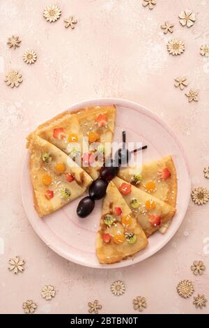 Lustiger Schmetterling geformt Crêpes mit Beeren für Kinder Stockfoto