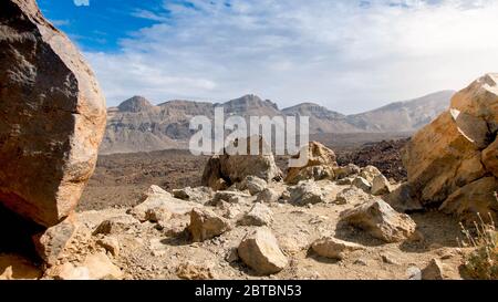 Blick vom hohen Berg auf felsigen Dessert und Tal bei schönem Tag Stockfoto