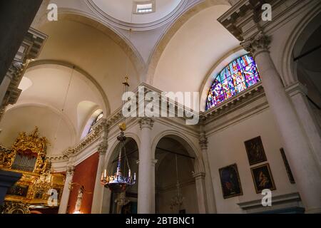 Kirche der Vlaha Kirche in Dubrovnik, Kroatien, Europa. Das Licht aus einem Buntglasfenster fällt auf einen Kronleuchter. Stockfoto