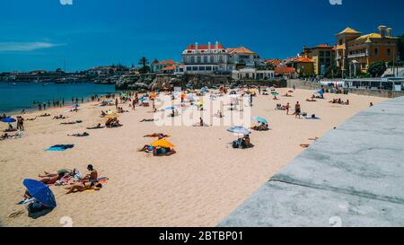 Cascais, Portugal - 24. Mai 2020: Sandstrand in Cascais in der Nähe während des Sommers. Dieser Strand ist bekannt als Praia da Conceicao. Beachgoears Üben SoC Stockfoto