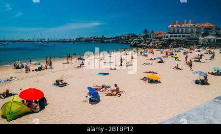 Cascais, Portugal - 24. Mai 2020: Sandstrand in Cascais in der Nähe während des Sommers. Dieser Strand ist bekannt als Praia da Conceicao. Beachgoears Üben SoC Stockfoto