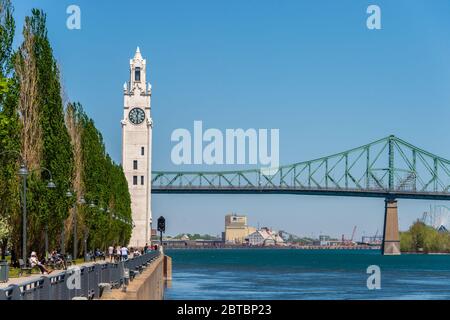 Montreal, CA - 23. Mai 2020: Montreal Clock Tower und Jacques Cartier Bridge im Frühjahr Stockfoto