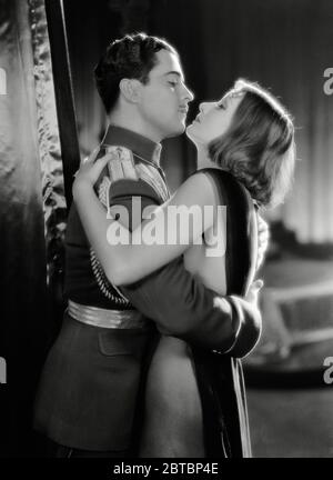 Die in Schweden geborene Schauspielerin Greta Garbo (Retrospektive), (*18. September 1905, gestorben am 15. April 1990 im Alter von 84 Jahren) spielt die Titelrolle von 'Mata Hari' unter der Regie von George Fitzmaurice. Hier ist ihr On-Screen-Liebhaber Ramon Novarro (1899 - 1968) abgebildet. (1931) MGM. Dateireferenz # 34000-040THA Stockfoto