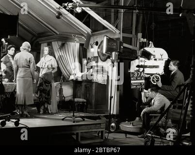 Die in Schweden geborene Schauspielerin Greta Garbo (Retrospektive), (geboren am 18. September 1905, gestorben am 15. April 1990 im Alter von 84 Jahren) und Regisseur Richard Boleslawski (1889 - 1937) 'The Painted Veil' (1934) MGM. Dateireferenz # 34000-049THA Stockfoto