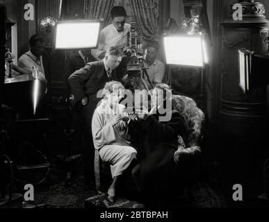 Die in Schweden geborene Schauspielerin Greta Garbo (Retrospektive), (geboren am 18. September 1905, gestorben am 15. April 1990 im Alter von 84 Jahren) mit Lars Hanson und Regisseur Clarence Brown, am Set von 'Flesh and the Devil' (1926) MGM. Dateireferenz # 34000-089THA Stockfoto