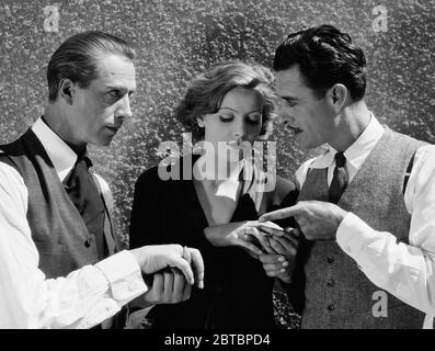 Die in Schweden geborene Schauspielerin Greta Garbo (Retrospektive), (geboren am 18. September 1905, gestorben am 15. April 1990 im Alter von 84 Jahren) mit Lars Hanson und John Gilbert während der Making-of-Film "Flesh and the Devil" unter der Regie von Clarence Brown (1926) MGM. Dateireferenz # 34000-101THA Stockfoto