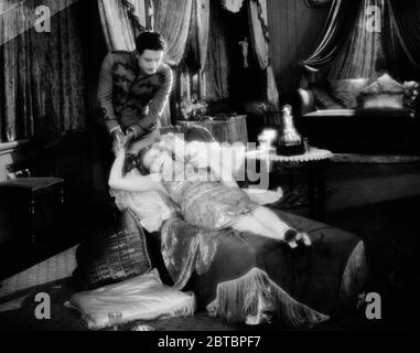 Die in Schweden geborene Schauspielerin Greta Garbo (Retrospektive), (geboren am 18. September 1905, gestorben am 15. April 1990 im Alter von 84 Jahren) und John Gilbert in "Flesh and the Devil", Regie: Clarence Brown. (1926) MGM. Dateireferenz # 34000-110THA Stockfoto