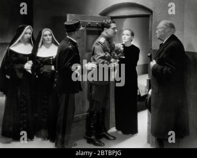 Die in Schweden geborene Schauspielerin Greta Garbo (Retrospektive), (*18. September 1905, gestorben am 15. April 1990 im Alter von 84 Jahren) spielt die Titelrolle von 'Mata Hari' unter der Regie von George Fitzmaurice. Hier ist ihr On-Screen-Liebhaber Ramon Novarro (1899 - 1968) abgebildet. (1931) MGM. Dateireferenz # 34000-129THA Stockfoto