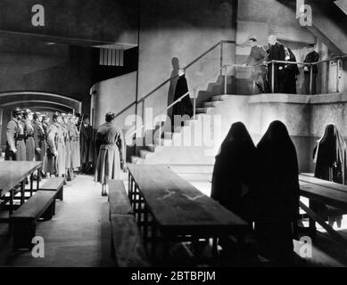 Die in Schweden geborene Schauspielerin Greta Garbo (Retrospektive), (*18. September 1905, gestorben am 15. April 1990 im Alter von 84 Jahren) spielt die Titelrolle von 'Mata Hari' unter der Regie von George Fitzmaurice. Hier ist ihr On-Screen-Liebhaber Ramon Novarro (1899 - 1968) abgebildet. (1931) MGM. Dateireferenz # 34000-132THA Stockfoto