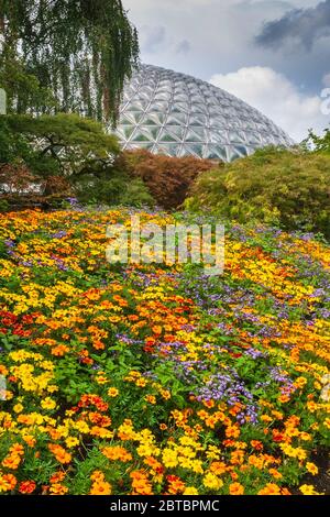 Gartenszene von Bloedel Conservatory Dome in den Queen Elizabeth Park Gardens in Vancouver, British Columbia, Kanada. Stockfoto