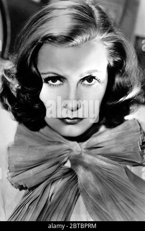 Die in Schweden geborene Schauspielerin Greta Garbo (Retrospektive), (geboren am 18. September 1905, gestorben am 15. April 1990 im Alter von 84 Jahren) in einer Szene aus dem Film "der gemalte Schleier", Regie: Richard Boleslawski (1934) MGM. Dateireferenz # 34000-178THA Stockfoto