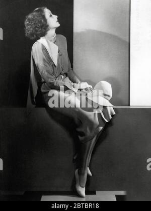 Die in Schweden geborene Schauspielerin Greta Garbo (Retrospektive), (geboren am 18. September 1905, gestorben am 15. April 1990 im Alter von 84 Jahren) in 'Inspiration' unter der Regie von Clarence Brown (1931) MGM. Dateireferenz # 34000-215THA Stockfoto