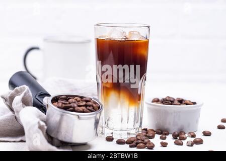 Espresso Tonic, trendiges Kaffeegetränk Stockfoto