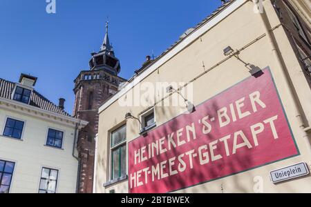 Retro-Bierwerbung an der Wand eines Cafés in Kampen, Niederlande Stockfoto