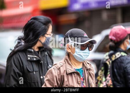 New York City - 24. Mai 2020: Blick auf die Menschen auf den Bürgersteigen in Chinatown in Manhattan, während der Covid-19 Coronavirus Pandemie Stockfoto