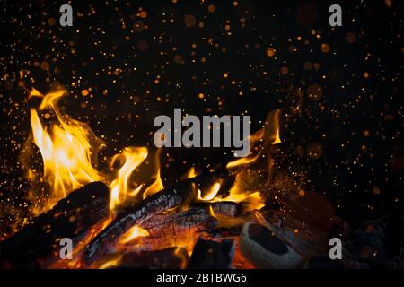 Gelber und orangefarbener Feuerball, der den schwarzen Hintergrund aufheizt. Stockfoto