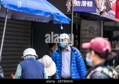 New York City - 24. Mai 2020: Blick auf die Menschen auf den Bürgersteigen in Chinatown in Manhattan, während der Covid-19 Coronavirus Pandemie Stockfoto