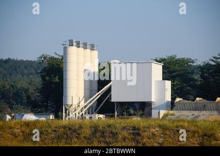 Die Fabrik ist ein Whie. Mischbeton für Mischer. Betonproduktion. Stockfoto