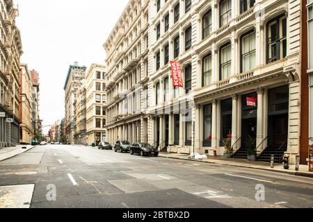 New York City, New York, USA - 24. Mai 2020: Ruhige Straße in SoHo in Manhattan während der Covid-19 Coronavirus Pandemie Stockfoto