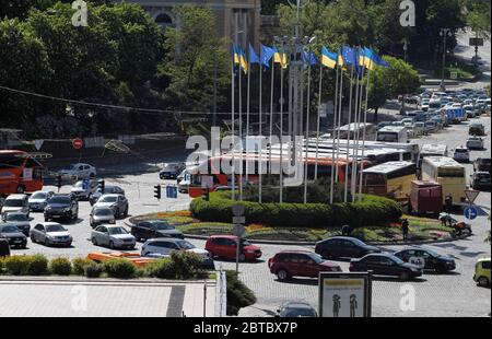 Kiew, Ukraine. Mai 2020. Verkehrsstau ist auf der Straße inmitten der Coronavirus-Krise zu sehen.die ukrainische Regierung hat die Coronavirus-Quarantäne im Land bis zum 22. Mai 2020 verlängert. Seit Beginn des Coronavirus Covid-19-Ausbruchs in der Ukraine hat das ukrainische Gesundheitsministerium am 05. Mai 2020 insgesamt 12,697 bestätigte Fälle und 316 Todesfälle verzeichnet. Die Krankheit wurde bei 881 Kindern und 2,479 Ärzten bestätigt. Kredit: Pavlo Gonchar/SOPA Images/ZUMA Wire/Alamy Live News Stockfoto