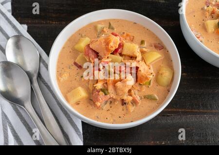 Geräucherter Lachs Chowder: Zwei Schalen Chowder mit Meeresfrüchten und Gemüse gemacht Stockfoto