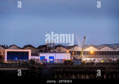 Mitglieder des NIFRS Northern Ireland Fire and Rescue Service nehmen an diesem Abend bei einem Brand in Bombardier Aerospace in Belfasts Hafengebiet Teil. Stockfoto