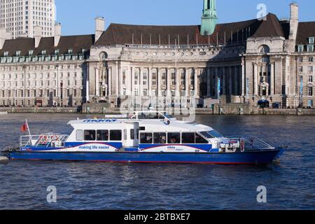 MBNA Thames Clippers (ehemaliger Sponsor von Thames Clippers) Boot, das an der County Hall vorbeifährt Stockfoto