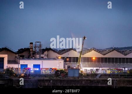 Mitglieder des NIFRS Northern Ireland Fire and Rescue Service nehmen an diesem Abend bei einem Brand in Bombardier Aerospace in Belfasts Hafengebiet Teil. Stockfoto