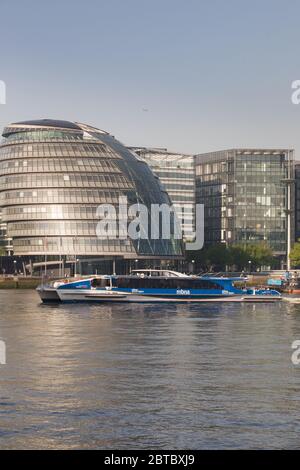 Flussboot-Service in der Nähe der London Bridge (MBNA ist ehemaliger Sponsor von Thames Clippers) Stockfoto