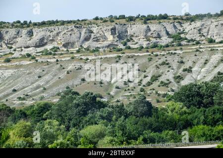 Kalksteinfelsen mit einer Probe von Material, Kalksteinerosion in den Felsen. Stockfoto