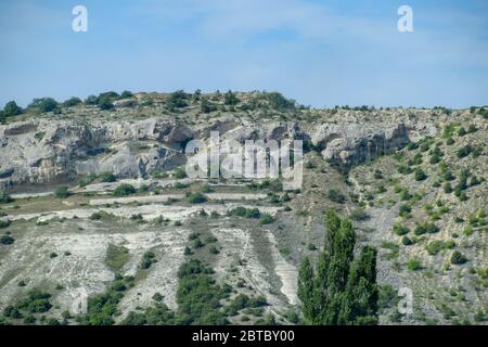 Kalksteinfelsen mit einer Probe von Material, Kalksteinerosion in den Felsen. Stockfoto