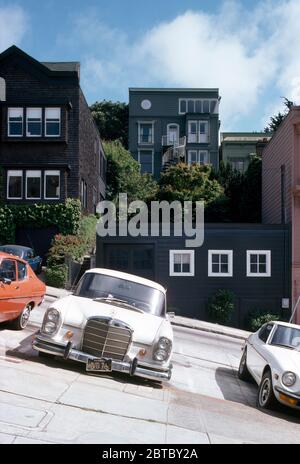 Das Auto parkte auf der steilen Straße in San Francisco Stockfoto