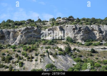 Kalksteinfelsen mit einer Probe von Material, Kalksteinerosion in den Felsen. Stockfoto