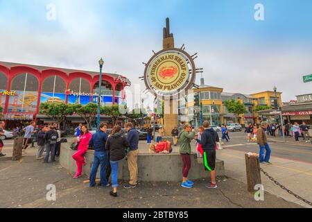 San Francisco, California, USA - 14. August 2016: Touristen in Fisherman's Wharf von San Francisco auf der Jefferson Road. Die Fisherman's Wharf ist Stockfoto