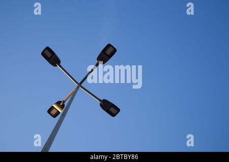 Bild von einem Stock mit mehreren modernen Straßenlaternen, der LED-Typ mit dem Himmel im Hintergrund, der Raum für Text oder Grafiken, Text kopieren Stockfoto