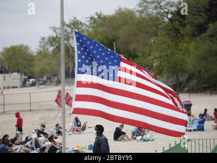 Rye, Usa. Mai 2020. Eine Amerika-Flagge ist am Halbmast für Memorial Day Wochenende am Rye Playland Beach während der Coronavirus Pandemie in New York City am Sonntag, 24. Mai 2020. Weltweit wurden mehr als 5.3 Millionen Fälle von COVID-19 gemeldet, die zu über 343,000 Todesfällen geführt haben. Foto von John Angelillo/UPI Quelle: UPI/Alamy Live News Stockfoto