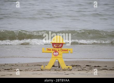 Rye, Usa. Mai 2020. Ein Strandabschnitt ist am Memorial Day Wochenende am Rye Playland Beach während der Coronavirus Pandemie in New York City am Sonntag, den 24. Mai 2020, geschlossen. Weltweit wurden mehr als 5.3 Millionen Fälle von COVID-19 gemeldet, die zu über 343,000 Todesfällen geführt haben. Foto von John Angelillo/UPI Quelle: UPI/Alamy Live News Stockfoto