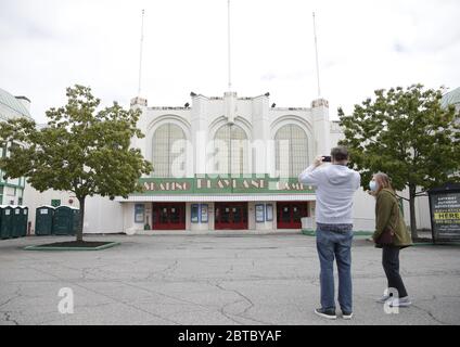 Rye, Usa. Mai 2020. Ein Mann fotografiert am Memorial Day Wochenende am Rye Playland Beach während der Coronavirus Pandemie in New York City am Sonntag, den 24. Mai 2020, eine leere Arkade. Weltweit wurden mehr als 5.3 Millionen Fälle von COVID-19 gemeldet, die zu über 343,000 Todesfällen geführt haben. Foto von John Angelillo/UPI Quelle: UPI/Alamy Live News Stockfoto