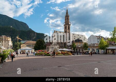 Die Menschen umrunden die Piazza Walther von der Vogelweide in Bozen Italien. Stockfoto