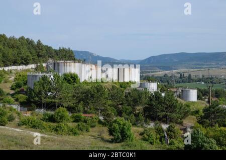 Öllagertanks am Öllager. Behälter vertikaler Stahl. Stockfoto