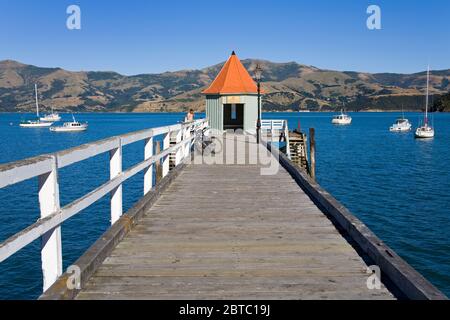 Daly's Wharf in French Bay, Akaroa, Banks Peninsula, Canterbury District, South Island, Neuseeland Stockfoto