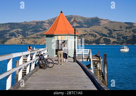 Daly's Wharf in French Bay, Akaroa, Banks Peninsula, Canterbury District, South Island, Neuseeland Stockfoto