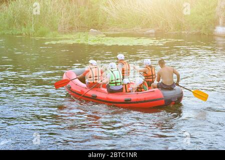 Ukraine Migea. 12. Juni 2018. Pivdenny Buh. Eine Gruppe von Menschen macht Rafting in den Wassern des Flusses. White Water Rafting Stockfoto