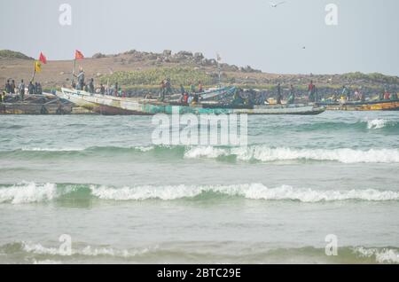 Pirogues (handwerkliche Fischerboote) in der Nähe der Insel Yoff, Dakar, Senegal Stockfoto