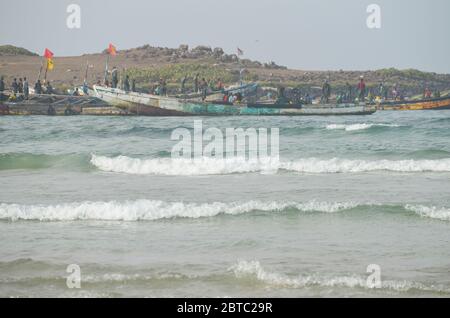 Pirogues (handwerkliche Fischerboote) in der Nähe der Insel Yoff, Dakar, Senegal Stockfoto