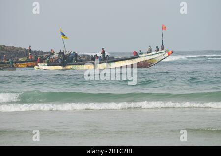 Pirogues (handwerkliche Fischerboote) in der Nähe der Insel Yoff, Dakar, Senegal Stockfoto