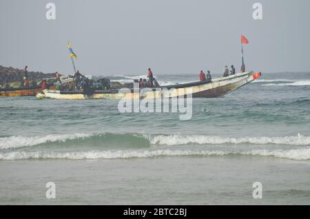 Pirogues (handwerkliche Fischerboote) in der Nähe der Insel Yoff, Dakar, Senegal Stockfoto